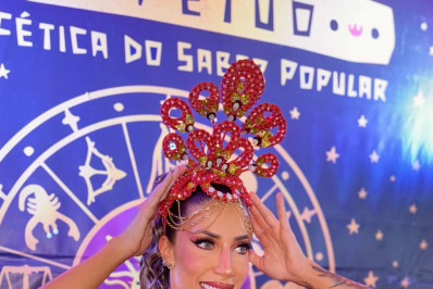 Tati Minerato marca presença em último ensaio da Porto da Pedra e admite: 'Vou sentir saudades'