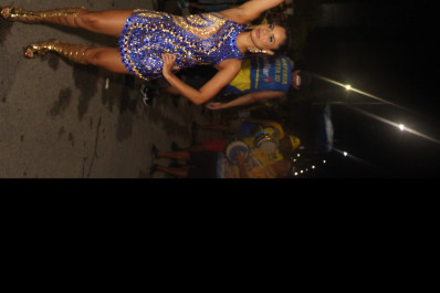 Lexa arrasa em ensaio de rua da Unidos da Tijuca