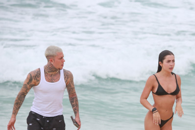 Jade Picon e MC Daniel aproveitam dia de praia juntos no Rio