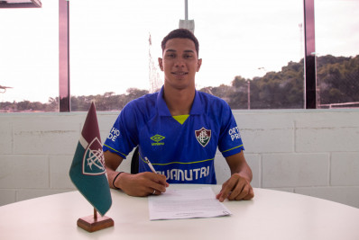 Goleiro assina primeiro contrato profissional com o Fluminense: 'Sonho de criança realizado'