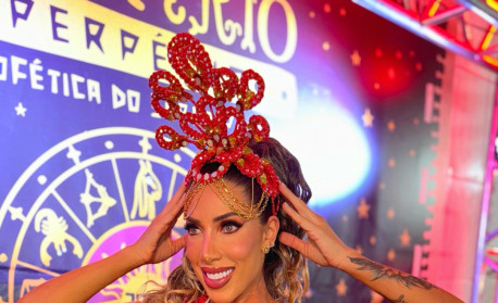 Tati Minerato fala sobre saudade ao participar do último ensaio da Porto da Pedra para Carnaval 2024 - Palmer Assessoria