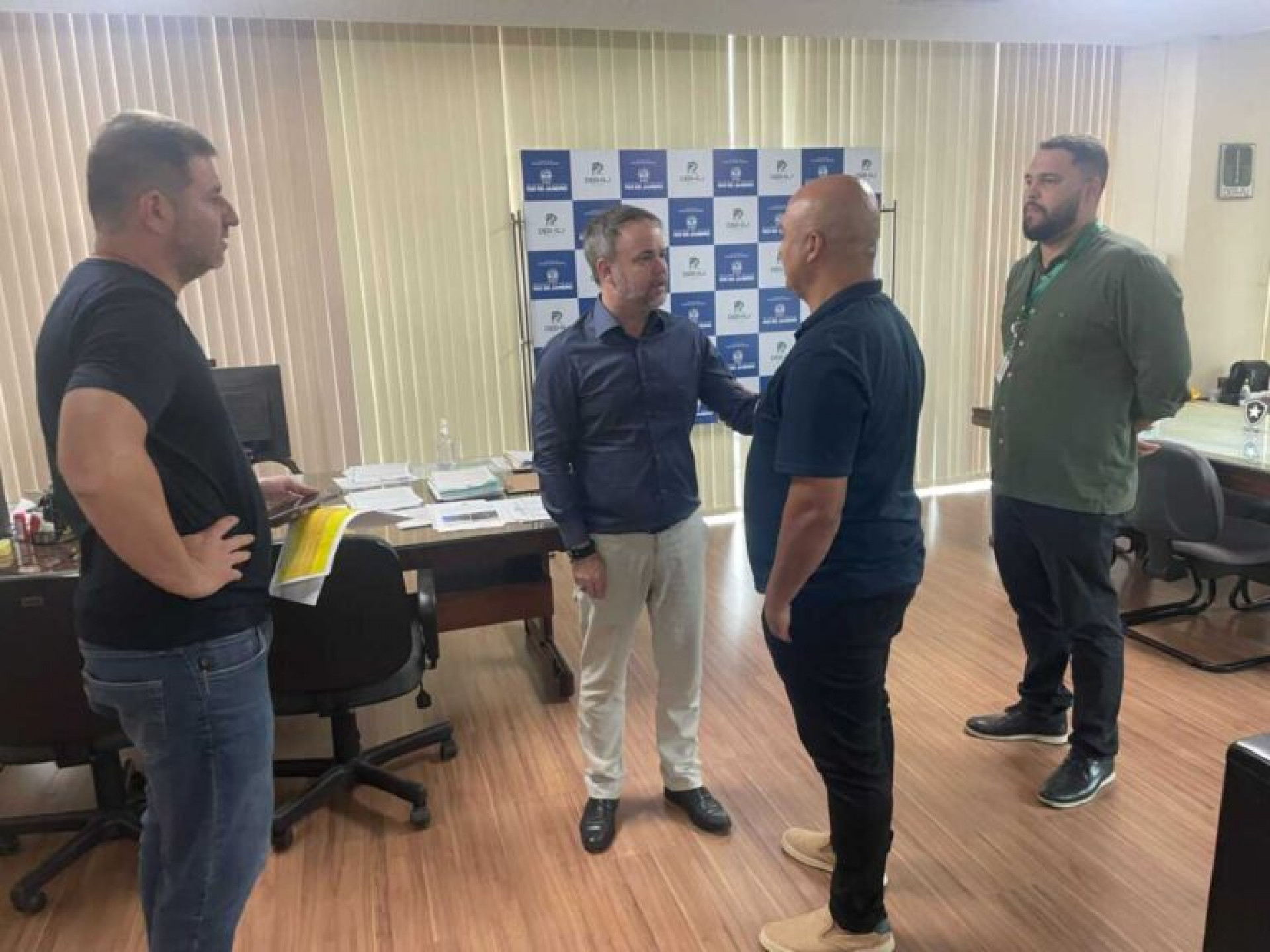 Prefeito F&aacute;bio do Pastel em reuni&atilde;o com vice-presidente do DER, Gladstone Santana - Divulga&ccedil;&atilde;o