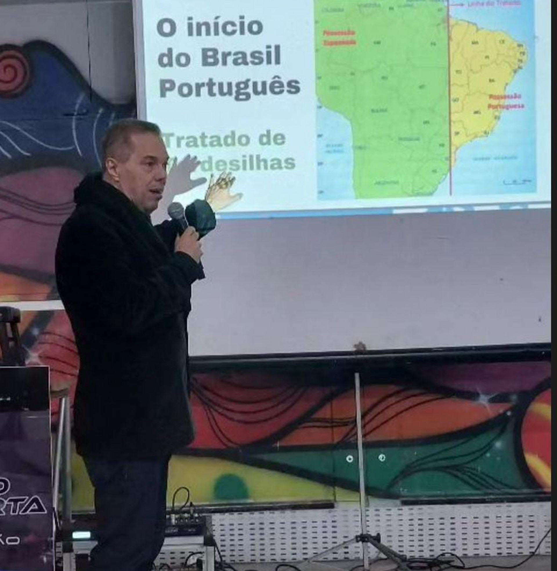 Professor William Campos ministrando aula de história