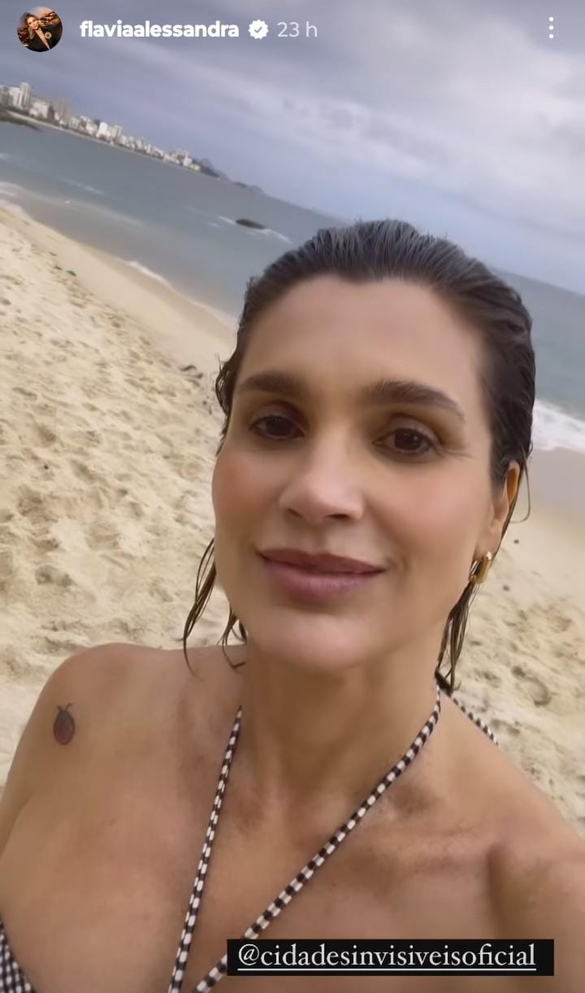 Flávia Alessandra cata lixo da praia do Vidigal com as duas filhas em ação de limpeza - Reprodução/Instagram