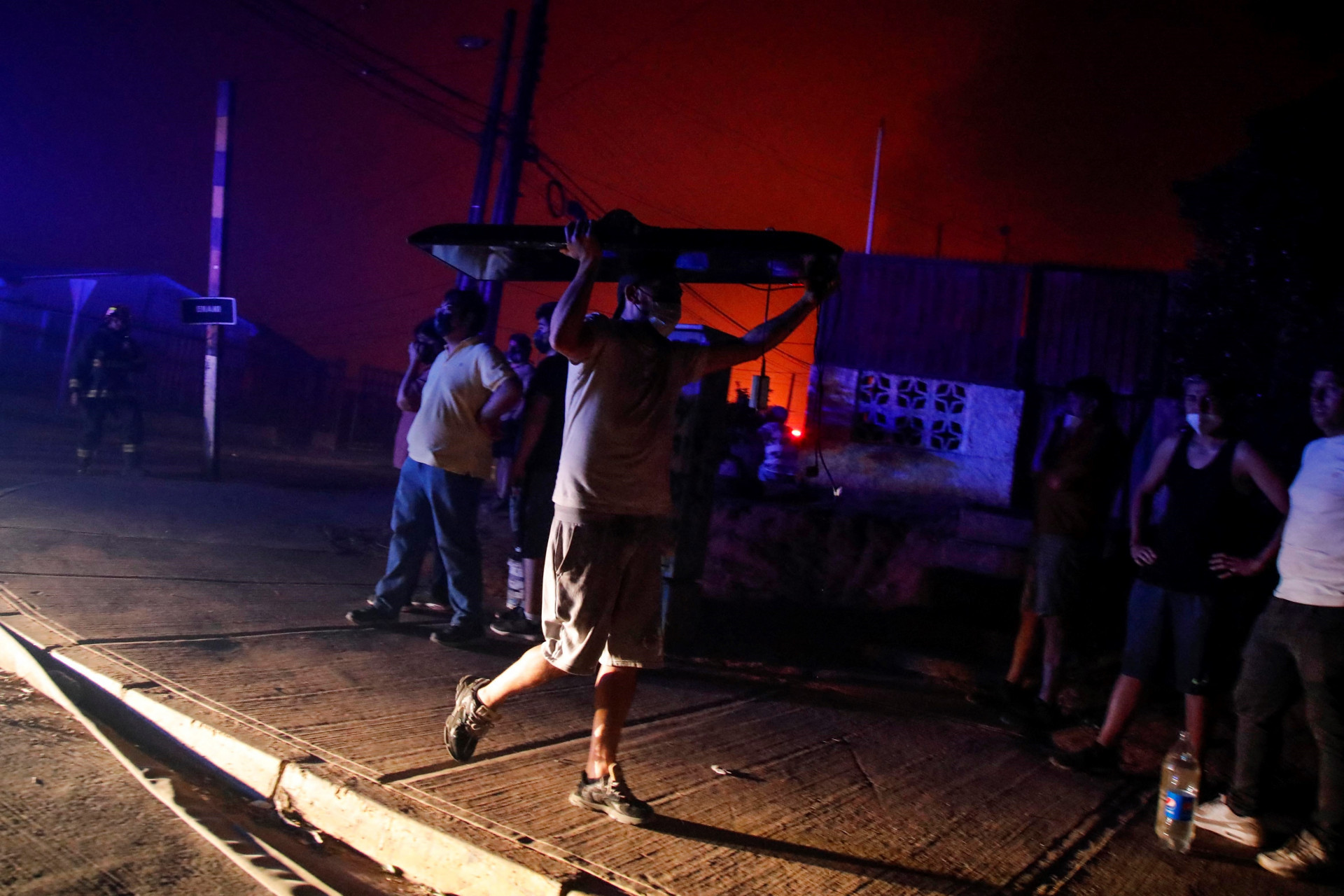 Chilenos precisaram evacuar as pressas das residências devido aos incêndios - Javier Torres / AFP