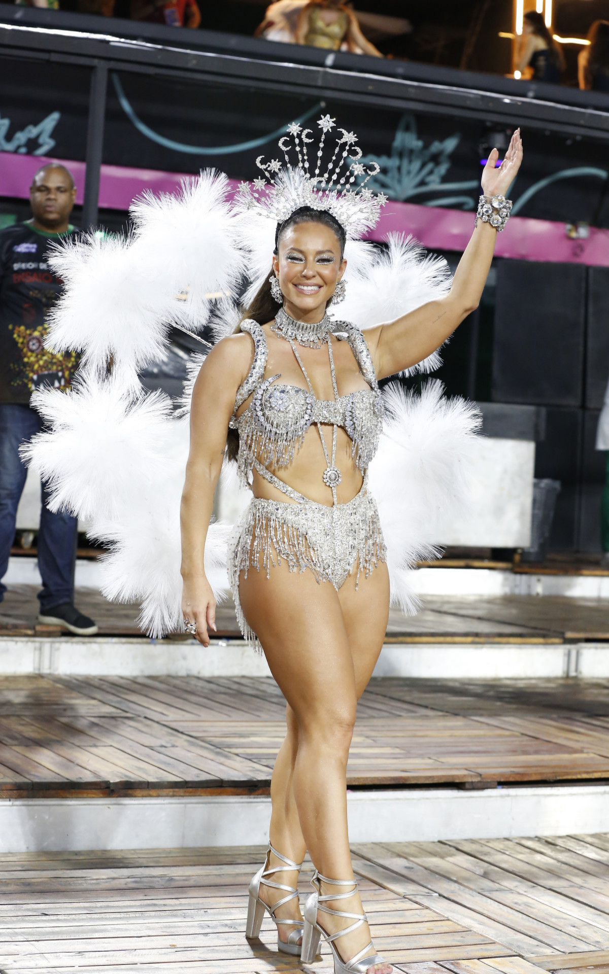Paolla Oliveira, rainha de bateria da Grande Rio, participa de ensaio técnico na Sapucaí, na noite deste sábado