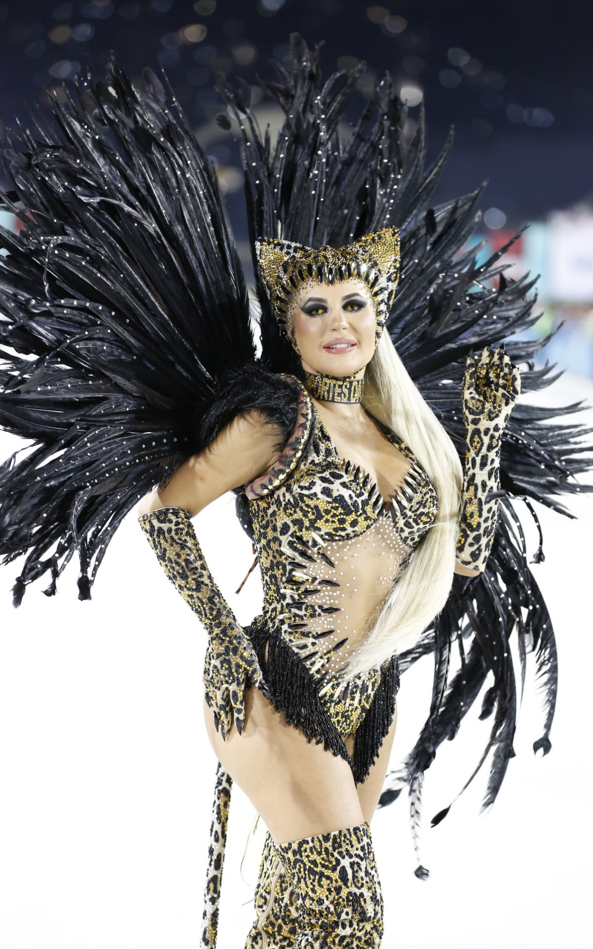 Deolane Bezerra, musa da Vila Isabel, participa de ensaio técnico na Sapucaí, na noite deste sábado