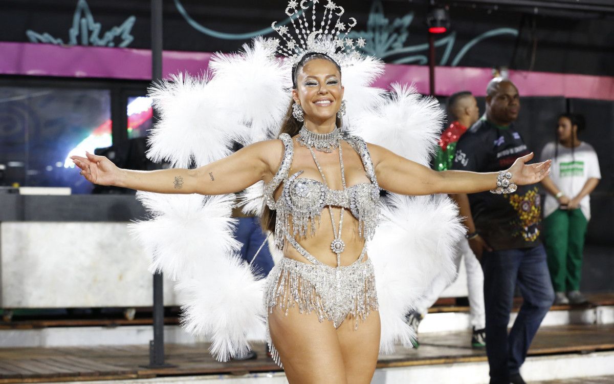 Paolla Oliveira, rainha de bateria da Grande Rio, participa de ensaio técnico na Sapucaí, na noite deste sábado