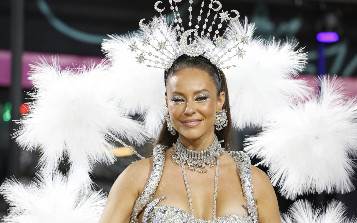 Paolla Oliveira, rainha de bateria da Grande Rio, participa de ensaio técnico na Sapucaí, na noite deste sábado