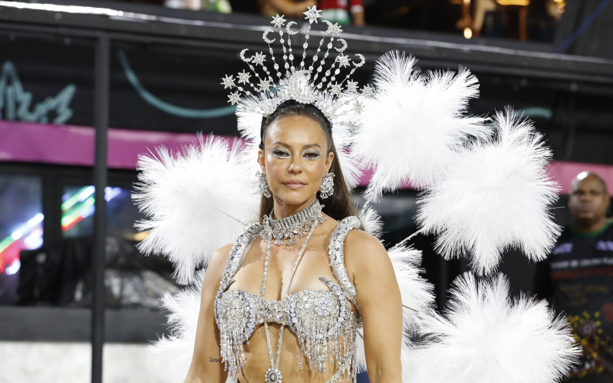 Paolla Oliveira, rainha de bateria da Grande Rio, participa de ensaio técnico na Sapucaí, na noite deste sábado