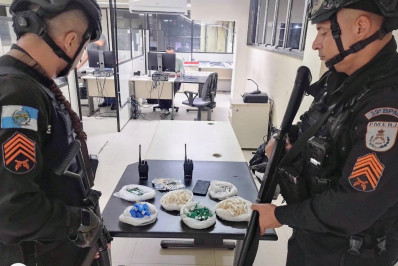 PM prende dois traficantes com drogas e rádios comunicadores no Barro Vermelho em Belford Roxo