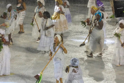 Escolas de samba e religiosos se reúnem para tradicional lavagem da Sapucaí 