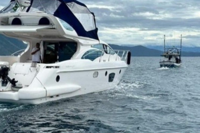 Barco sofre pane elétrica com cinco tripulantes a bordo na baía de Paraty