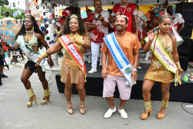 Bloco da Clin desfila mostrando que Niterói se destaca em limpeza urbana