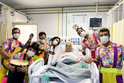 Cortejo carnavalesco leva alegria para pacientes do Hospital Azevedo Lima