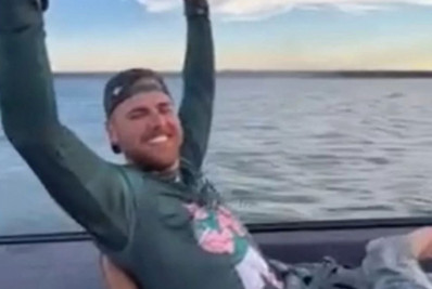 Zé Neto publica vídeo do filho de 6 anos pilotando lancha