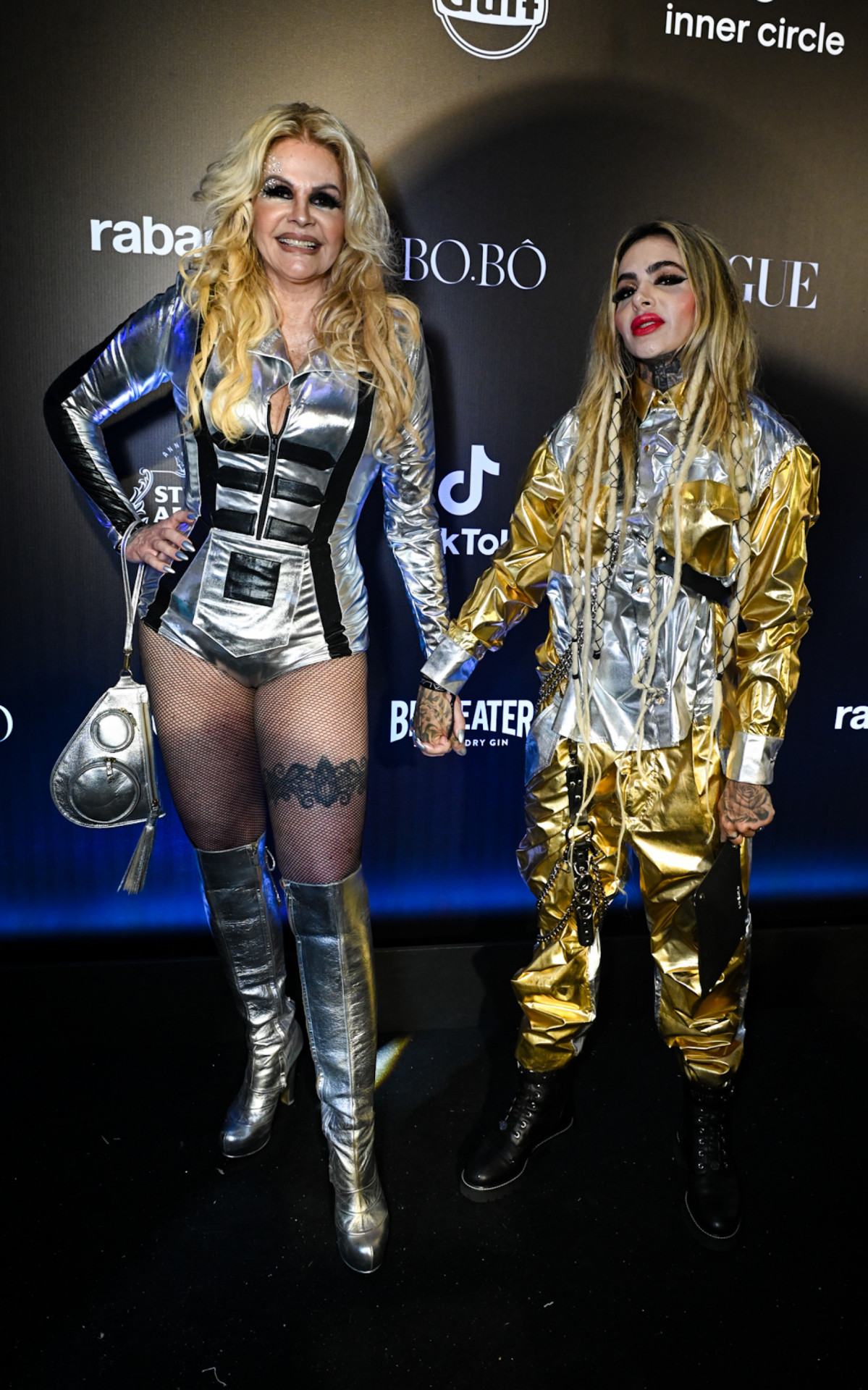 Monique Evans e a noiva, Cacá Werneck durante o baile de Carnaval da Vogue