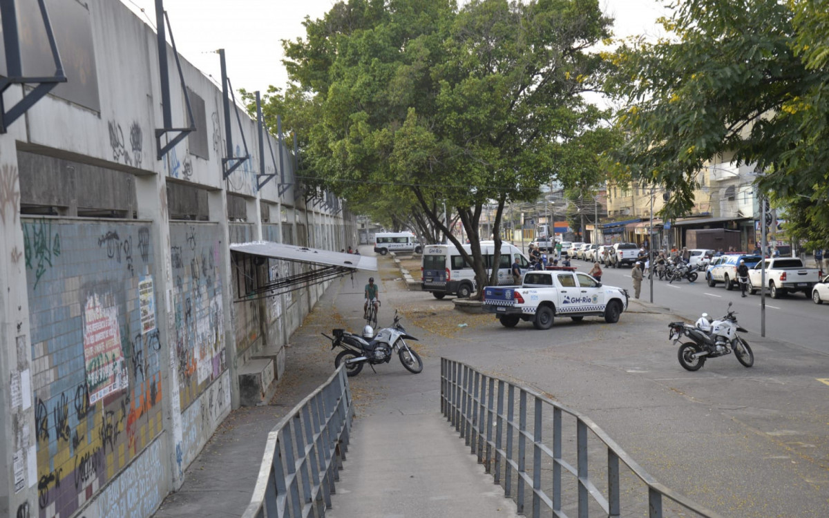 Agentes atuam para impedir realização da Feira de Acari na Avenida Pastor Martin Luther King Jr.