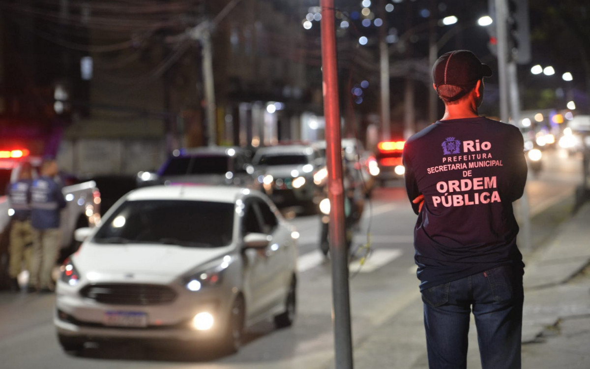 Operação pretende impedir a presença de feirantes e a montagem de barracas na Avenida Pastor Martin Luther King Jr.