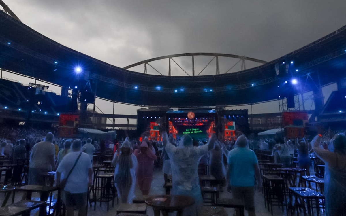 Zeca Pagodinho se apresenta debaixo de chuva forte, no Rio