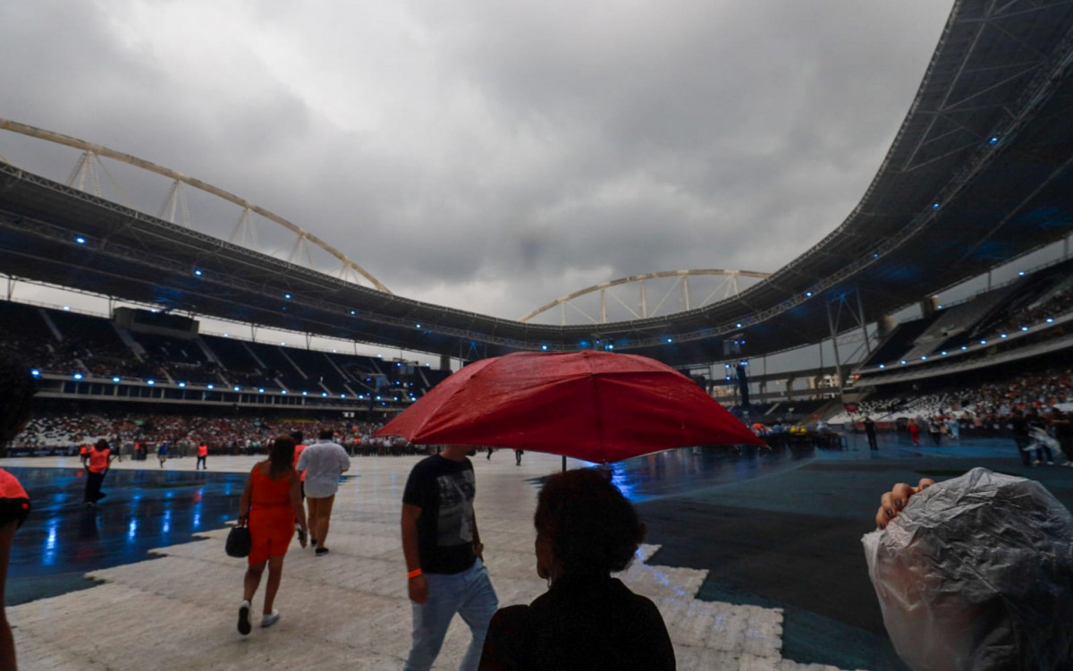 Zeca Pagodinho se apresenta debaixo de forte chuva, no Rio