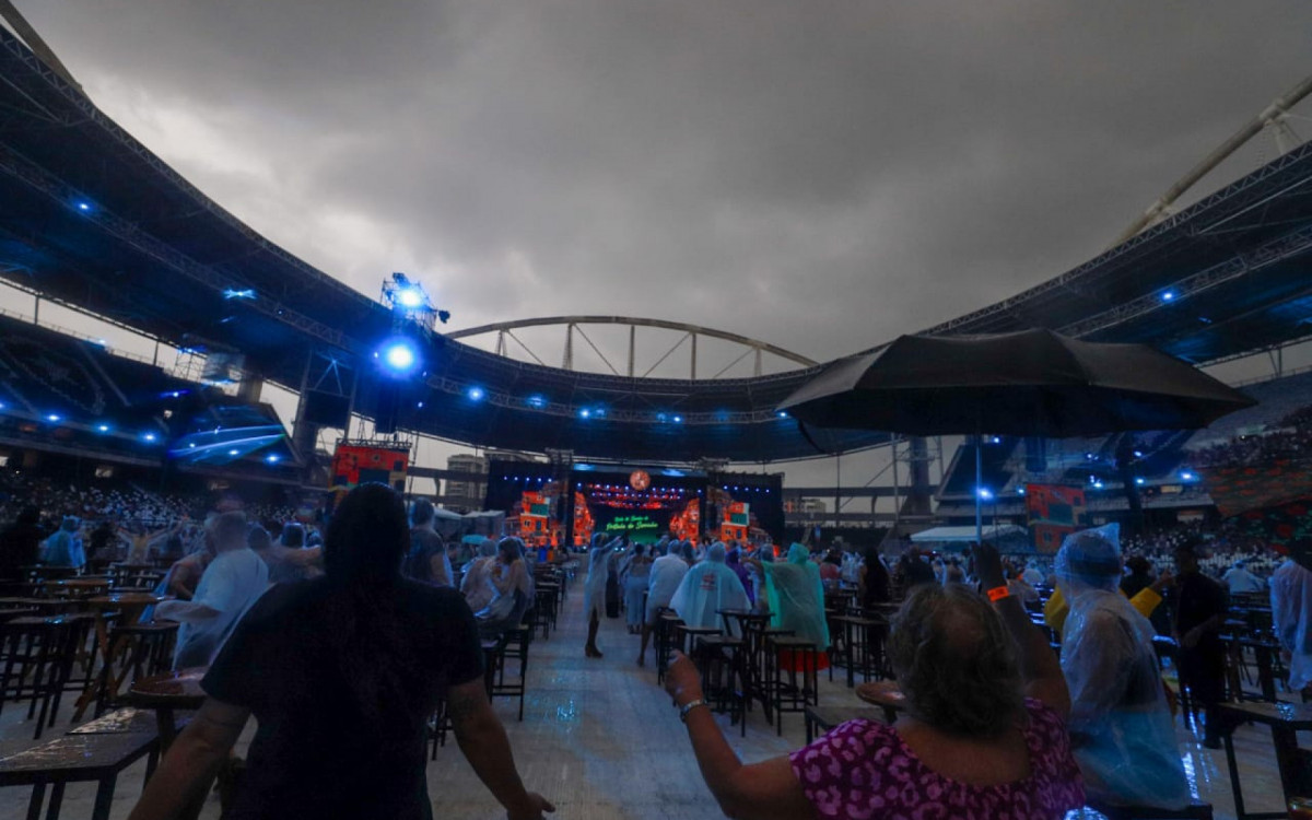 Zeca Pagodinho se apresenta debaixo de forte chuva, no Rio