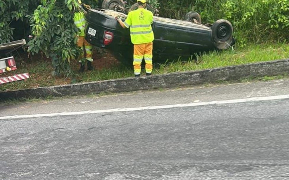 Carro ao capotar saiu da pista e caiu no mato na altura do Mirante no Camorim Grande e foi rebocado na manhã de hoje