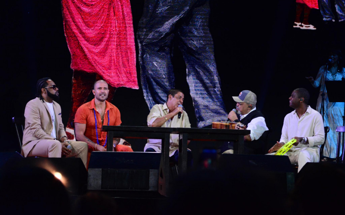 Xande de Pilares, Diogo Nogueira, Zeca Pagodinho, Jorge Aragão e Pretinho da Serrinha cantam juntos em show, no Engenhão
