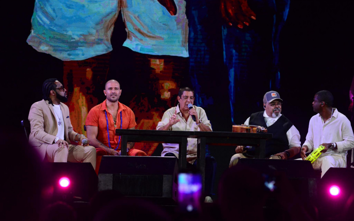 Xande de Pilares, Diogo Nogueira, Zeca Pagodinho, Jorge Aragão e Pretinho da Serrinha cantam juntos em show, no Engenhão
