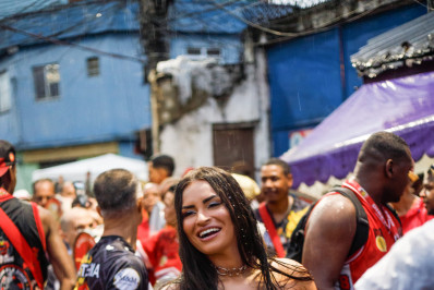 Nathalia Hino samba muito debaixo de chuva em ensaio da Estácio de Sá