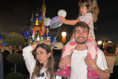 Tatá Werneck encanta ao posar com Rafa Vitti e a filha na Disney