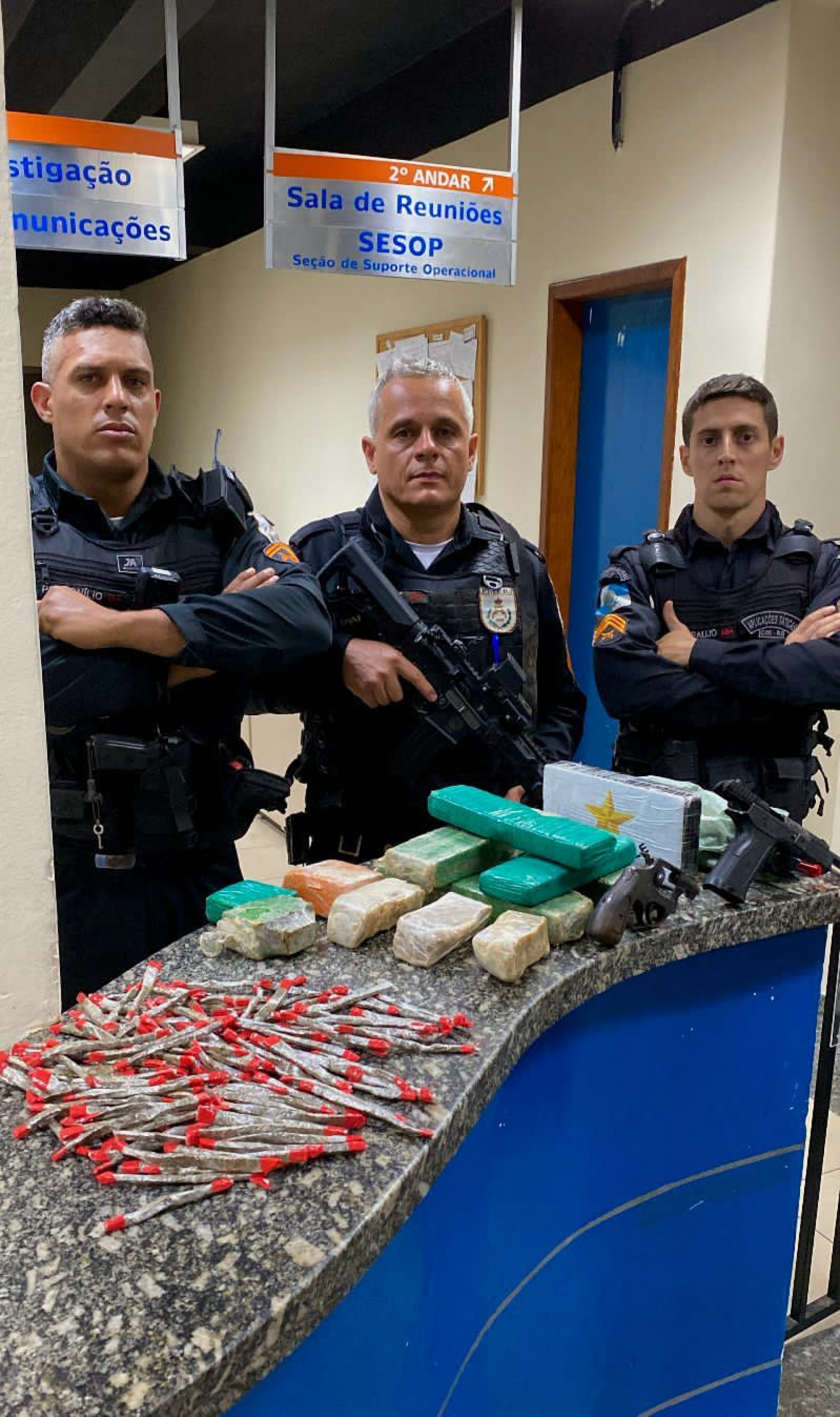 Parte da equipe e o material apreendido