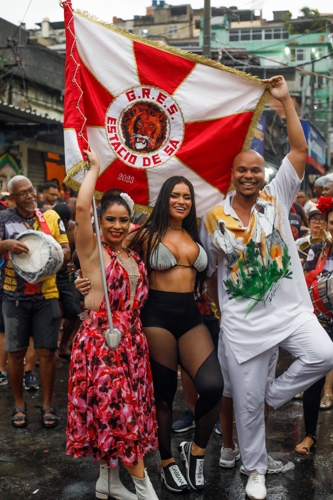 Nathalia Hino, rainha de bateria da Estácio de Sá, samba debaixo de chuva no Morro de São Carlos - Cris Cândido / Palmer Assessoria de Comunicação