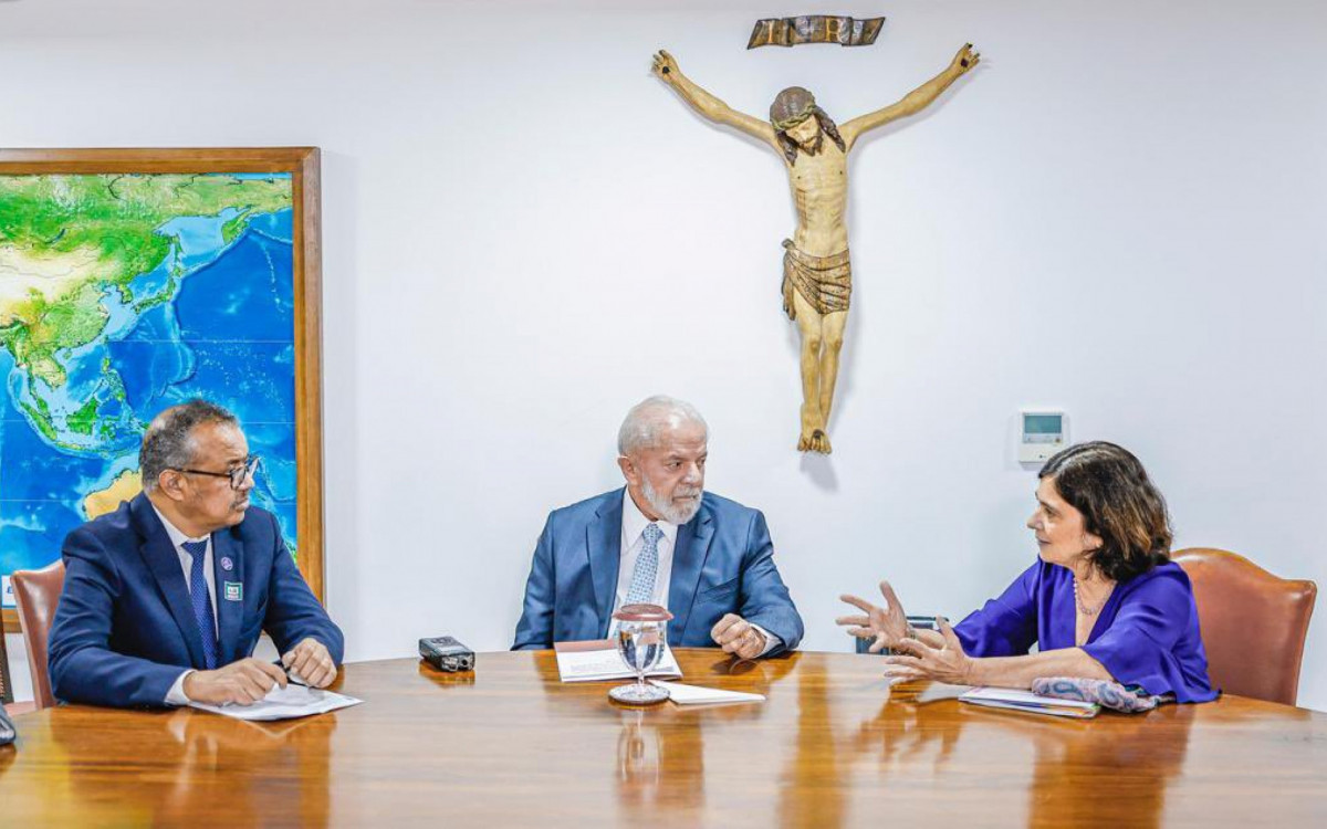 Lula, o diretor-geral OMS, Tedros Adhanom, e ministra da Saúde, Nísia Trindade, conversaram sobre parcerias para a eliminação de doenças e produção de vacinas brasileiras contra a dengue - Ricardo Stuckert