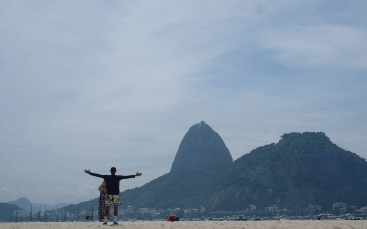 Início da semana tem sol entre nuvens, temperatura estável e chuva em pontos isolados. Cariocas aproveitam tempo agradável na Praia de Botafogo