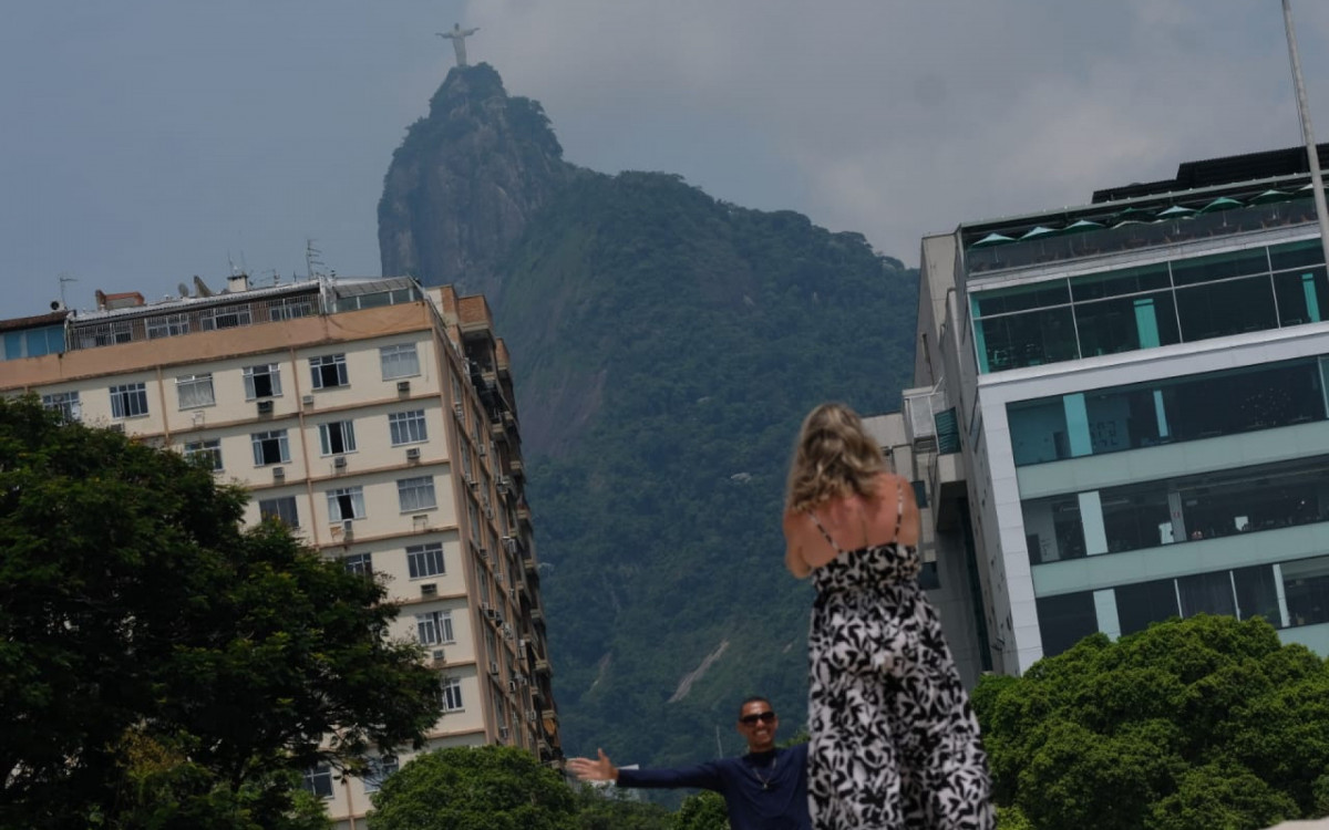 Início da semana tem sol entre nuvens, temperatura estável e chuva em pontos isolados. Cariocas aproveitam tempo agradável na Praia de Botafogo