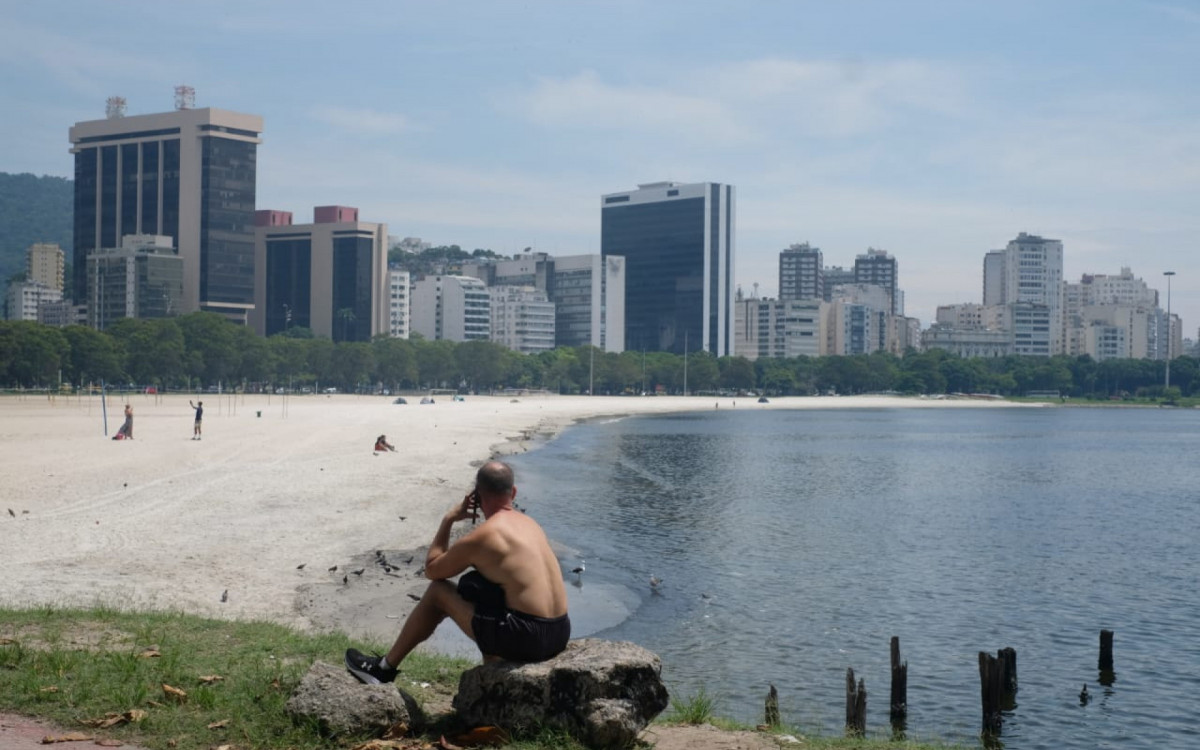 Início da semana tem sol entre nuvens, temperatura estável e chuva em pontos isolados. Cariocas aproveitam tempo agradável na Praia de Botafogo