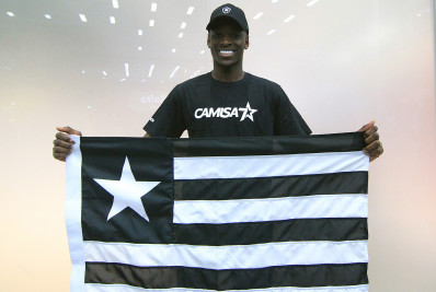 Luiz Henrique chega ao Rio e se diz 'orgulhoso' com transferência para o Botafogo