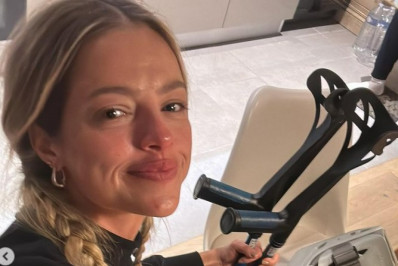 Agatha Moreira machuca o pé durante as férias na França