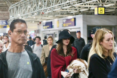 Dakota Johnson embarca em aeroporto no Rio