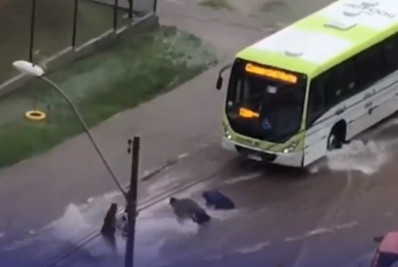 DF: mulher é arrastada para debaixo de ônibus durante chuva forte