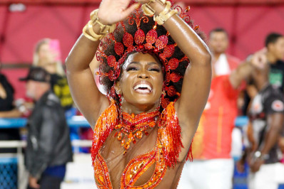 Erika Januza exibe o corpo sarado em ensaio técnico da Viradouro