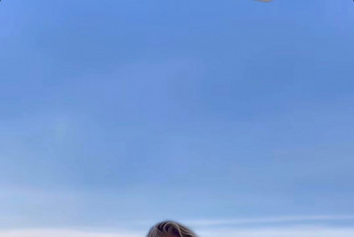 Adriane Galisteu posa com maiô ousado em dia de sol no Rio 