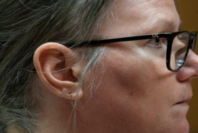 Júri delibera em caso de mãe acusada nos EUA por ataque de filho atirador