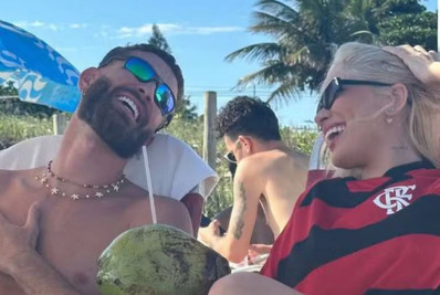 Léo Pereira pede Karoline Lima em namoro durante festa de aniversário	