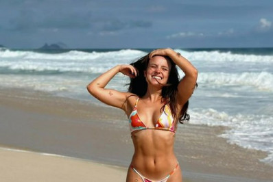 Larissa Manoela esbanja boa forma em dia de praia