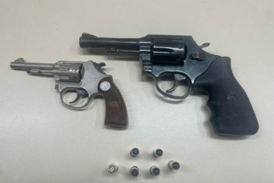 Idoso agride esposa a pauladas e vai preso em Cabo Frio. Armas foram apreendidas na casa do acusado