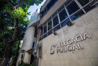 Polícia prende acusado de esfaquear artista de rua no pescoço por incômodo com música