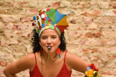 270 componentes da bateria do Multibloco animam o Carnaval em Niterói