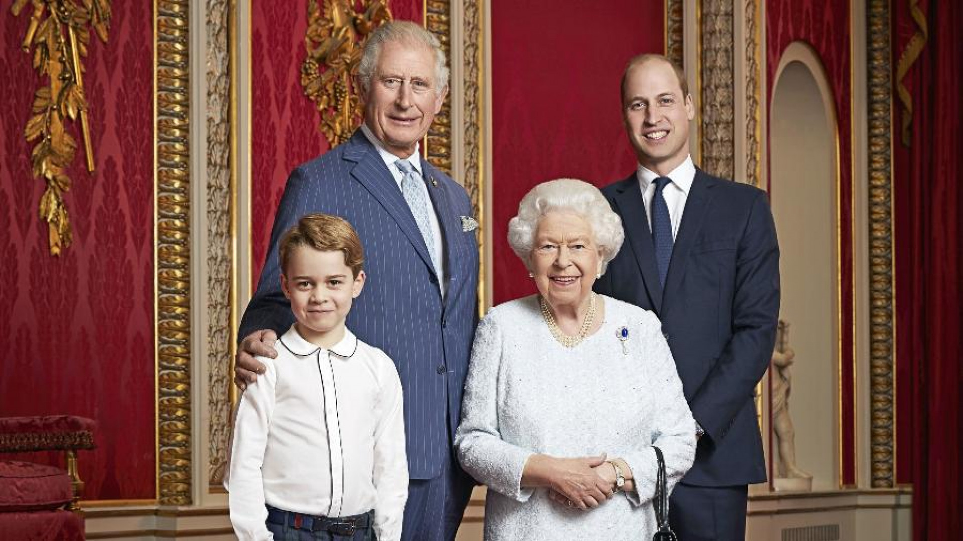 Rainha Elizabeth II, Rei Charles III, o neto William e o bisneto George - AFP